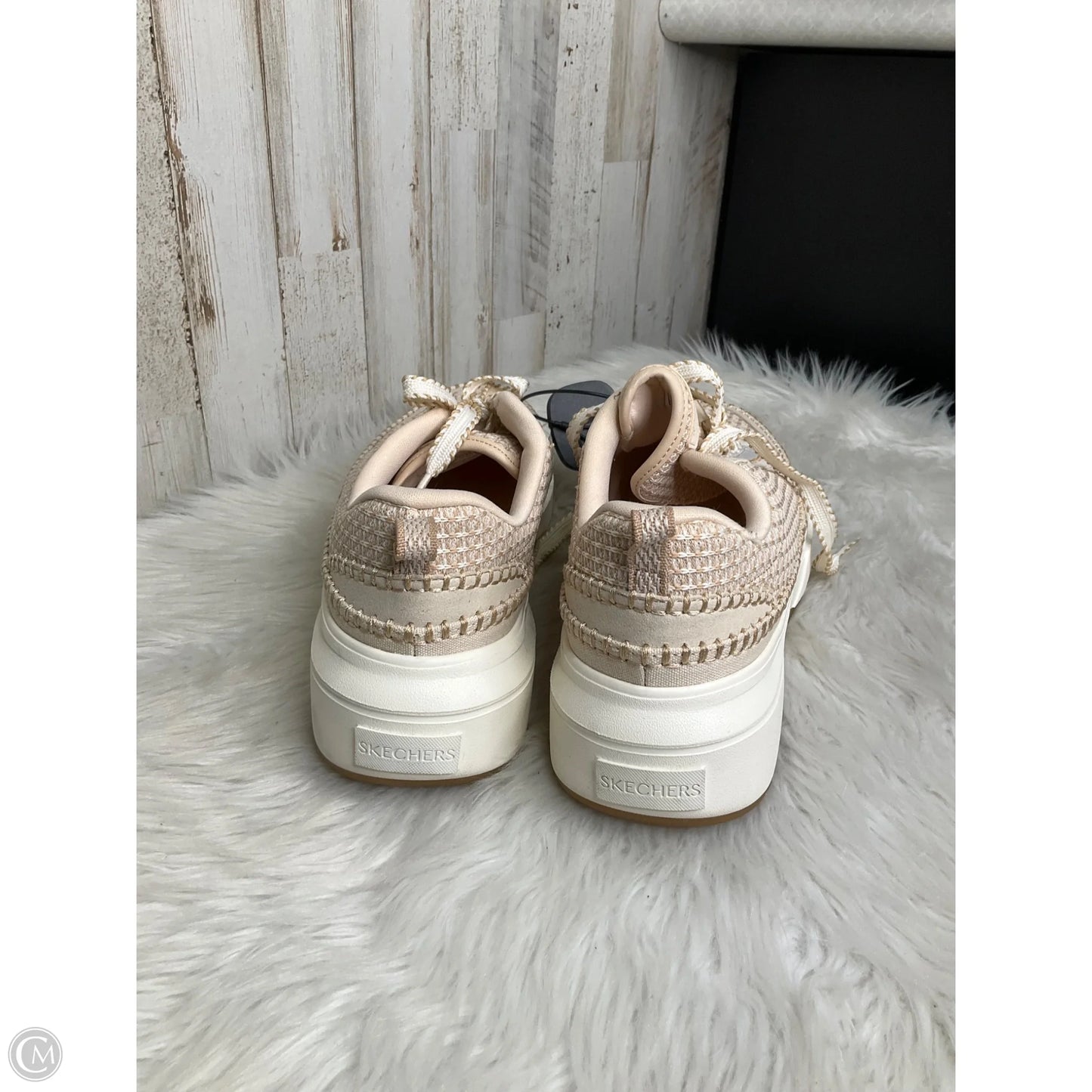 Shoes Sneakers By Skechers In Cream, Size: 9