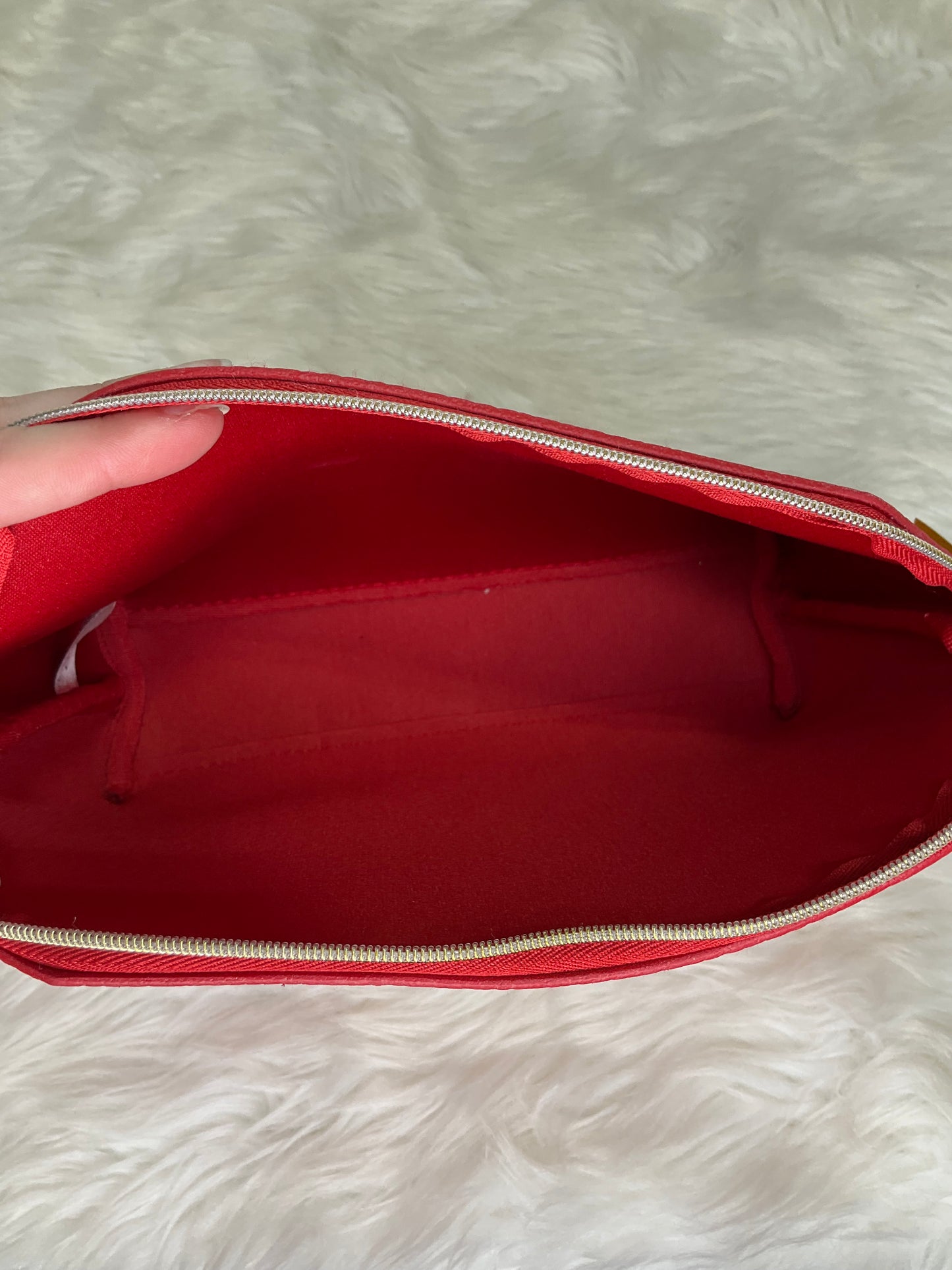 Makeup Bag By Guess  Size: Medium